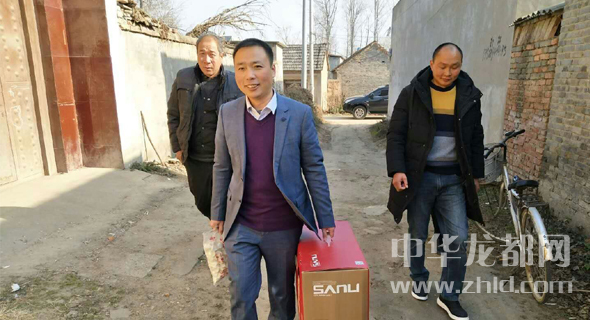 駐村第一書(shū)記用稿費(fèi)買(mǎi)餃子送貧困戶(hù)過(guò)冬至