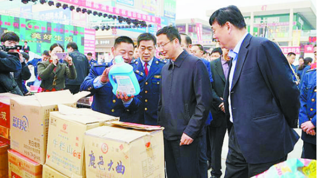 項(xiàng)城市消協(xié)、市工商局舉行國際消費(fèi)者權(quán)益日宣傳活動(dòng)