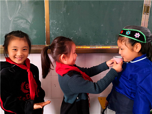 周口：小學(xué)生扮演“爺爺、奶奶” 感受重陽敬老情