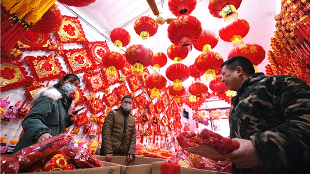 新年到！紅燈籠對(duì)聯(lián)市場(chǎng)俏