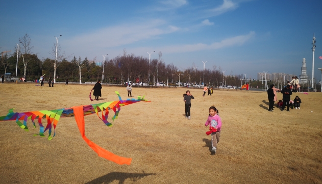 【網(wǎng)絡(luò)中國節(jié)·春節(jié)】踏春放風(fēng)箏 風(fēng)光無限好