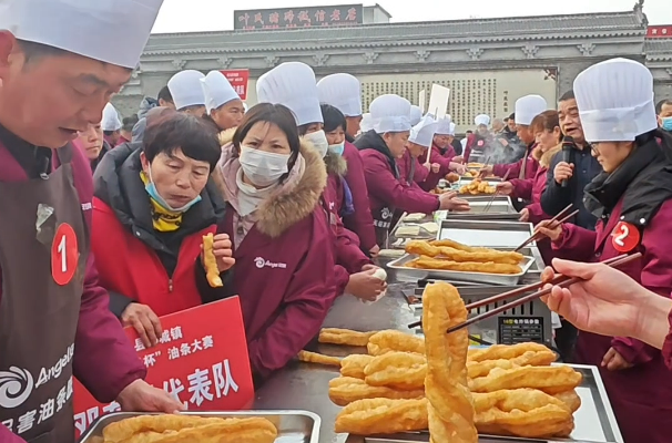 一口酥脆年味濃！鄧城油條大賽燃動新春